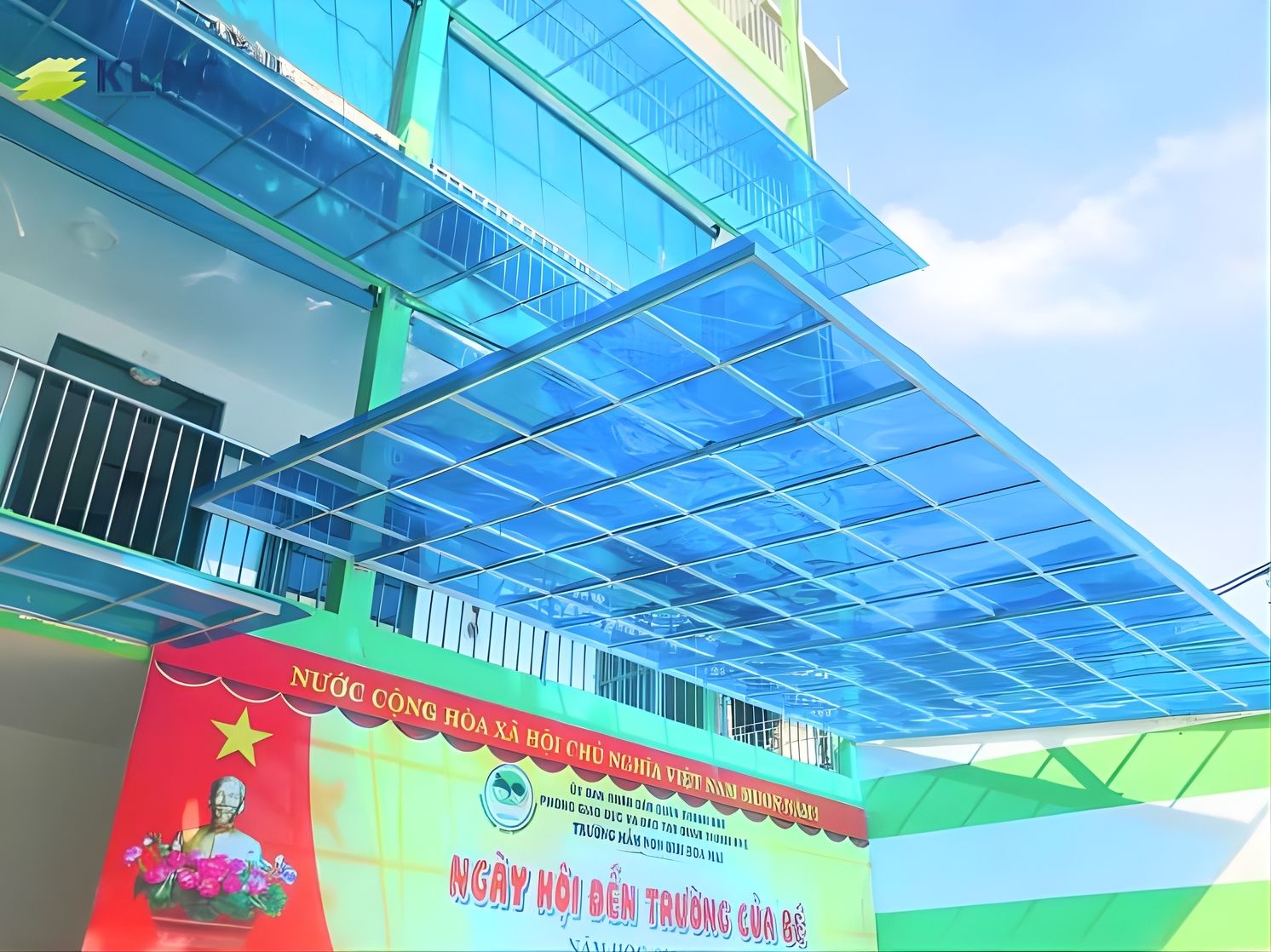 Tấm poly lấy sáng dạng rỗng